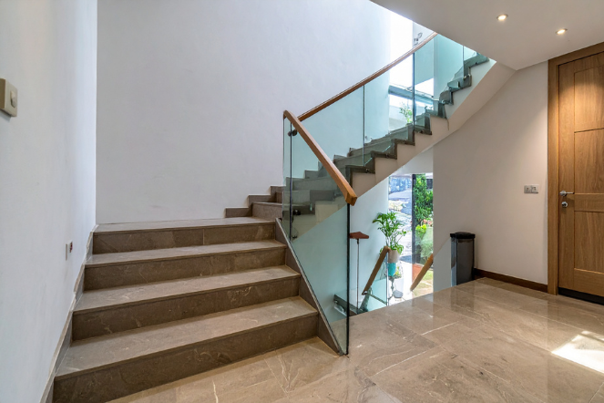 Interior staircase and landing area showing steps, railing, and flooring—used to evaluate safe delivery and installation on stairs.